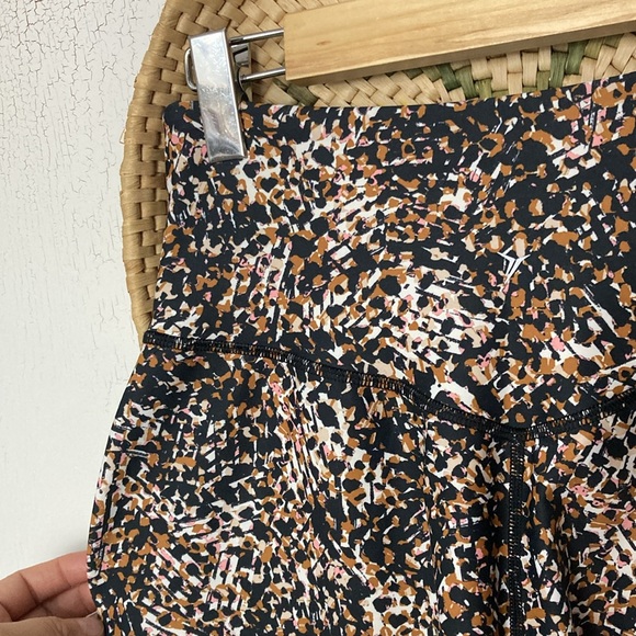 NWOT Size: M Old Navy Exercise Pants Animal Print - Picture 4 of 6